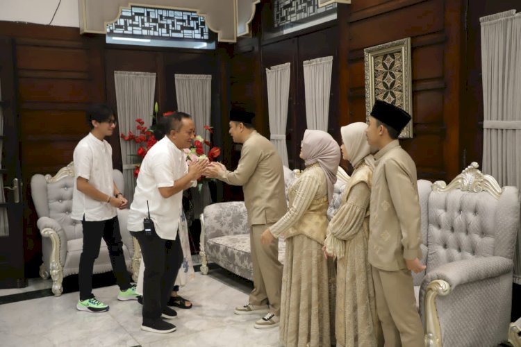 Wali Kota Eri menerima Kepala Dinas LH, Agus Hebi Djunianto di acara open house halal bihalal di kediaman/ist