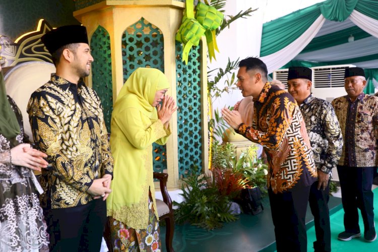 Bupati Tuban, Aditya Halindra Faridzky saat hadiri halalbihalal di Grahadi Surabaya/Ist
