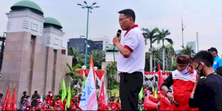 Presiden KSPN, Ristadi saat menggelar aksi di depan Gedung DPR RI/Ist