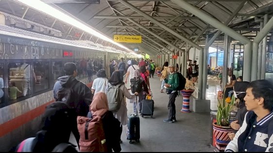 Pemudik yang menggunakan kereta api 