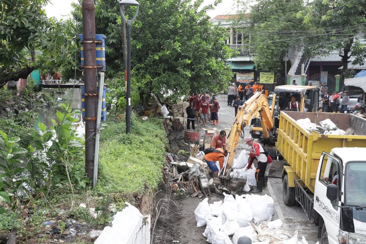 Satgas DSDABM Surabaya perbaiki pelapis tanggul sungai di kawasan Kembang Kuning yang jebol/RMOLJatim