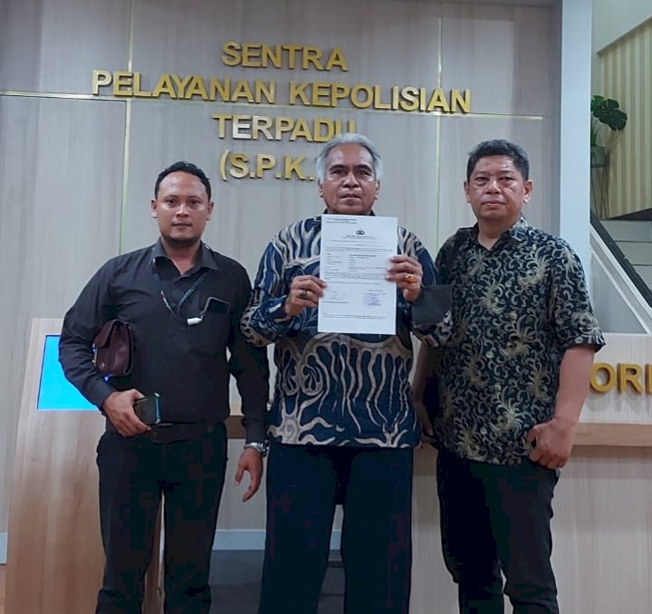  Jan Dominggus Abraham Labobar (tengah) bersama kuasa hukumnya menunjukkan bukti laporan polisi/RMOLJatim