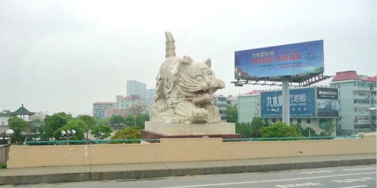 Patung Kucing putih di jembatan masuk kota Nanchang, Tiongkok/Net