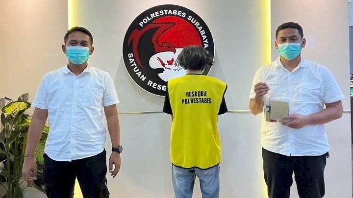 Tersangka saat di Polrestabes Surabaya 