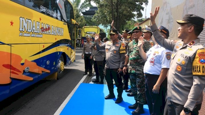 Caption : Kapolda Jatim melepas peserta balik mudik gratis