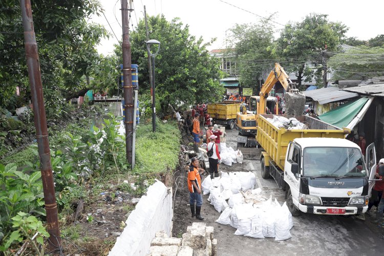 Pemkot Surabaya memperbaiki tanggul di banyuurip yang jebol akibat luapan air hujan/RMOLJatim