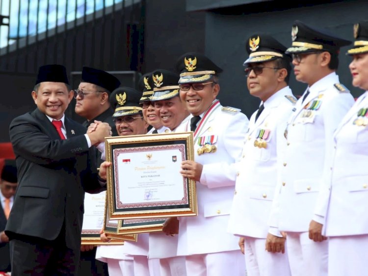 foto:  Mendagri Tito Karnavian saat menyerahkan penghargaan dalam acara perayaan Hari Otonomi Daerah di Makassar (29/4)/ist