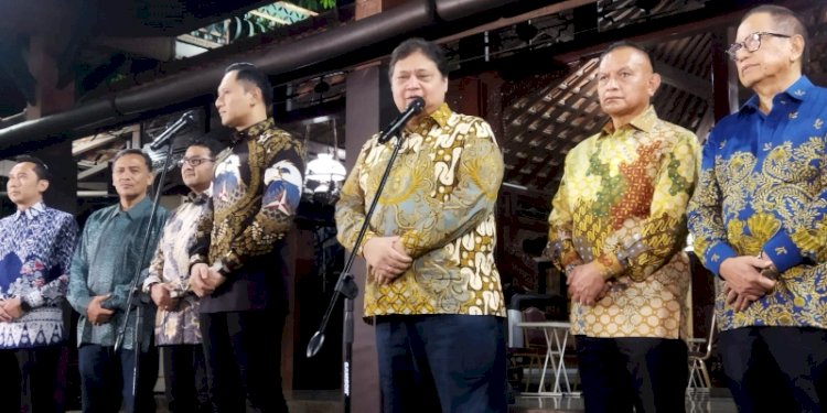 Ketua Umum Partai Golkar, Airlangga Hartarto bersama Ketua Umum Partai Demokrat, Agus Harimurthi Yudhoyono (AHY), dalam jumpa pers usai bertemu Presiden keenam RI Susilo Bambang Yudhoyono, di Cikeas, Bogor, Jawa Barat, Sabtu malam (29/4)/RMOL