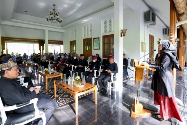  Bupati Banyuwangi, Ipuk Fiestiandani melibatkan para dokter, perawat hingga bidan menurunkan AKI-AKB/Humas Pemkab Bwi