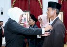 Sematkan Satya Lencana Karya Satya, Gubernur Khofifah Apresiasi  Perjuangan Guru Antarkan Siswa Jatim Diterima PTN Tanpa Tes