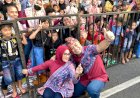 Wali Kota Eri Turun dari Kereta Kencana Sapa Warga di Event Surabaya Vaganza