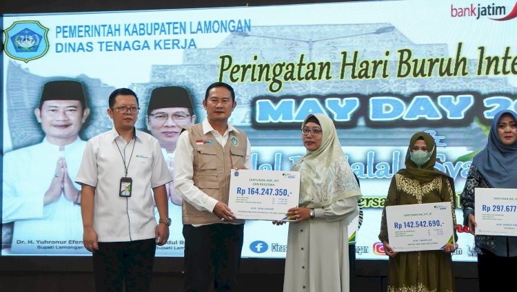 Bupati  Lamongan Yuhronur Efendi menyerahkan santunan BPJS di Pendopo Lokatantra Kabupaten Lamongan/RMOLJatim 