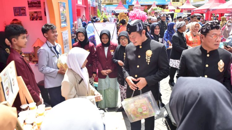 Bupati Lamongan saat mengunjungi stand pameran di Halaman Gedung Dinas Pendidikan Kabupaten Lamongan/RMOLJatim