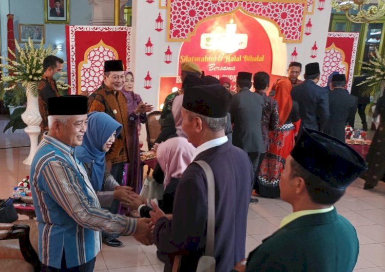 Bupati Malang, H.M. Sanusi memakai batik biru putih (Kiri) dan Wakil Bupati Malang memakai batik coklat, Didik Gatot Subroto saat menyambut para tamu di Pendopo Agung/RMOLJatim