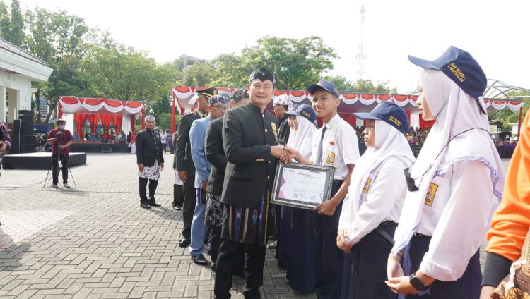 Bupati Yuhronur Efendi usai bertindak sebagai inspektur upacara Hardiknas di alun alun Lamongan 2023/RMOLJatim