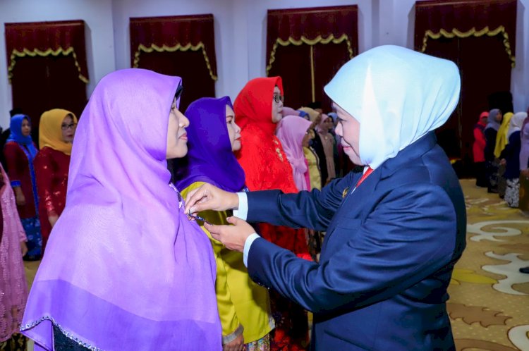 Gubernur Khofifah menyematkan Satyalencana Karya Satya kepada guru/Ist