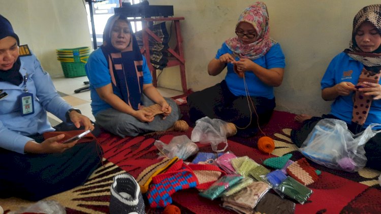 Warga binaan Rumah Tahanan (Rutan) Bangkalan saat membuat tas selempang dan dompet rajut/Ist