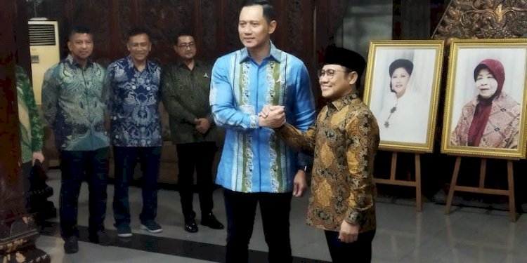 Ketum Partai Demokrat Agus Harimurti Yudhoyono (AHY) salam komando dengan Ketum PKB Abdul Muhaimin Iskandar/RMOL