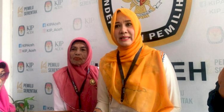Darwati A Gani (tengah) usai mendaftar sebagai calon anggota DPD RI ke KIP Aceh/RMOLAceh