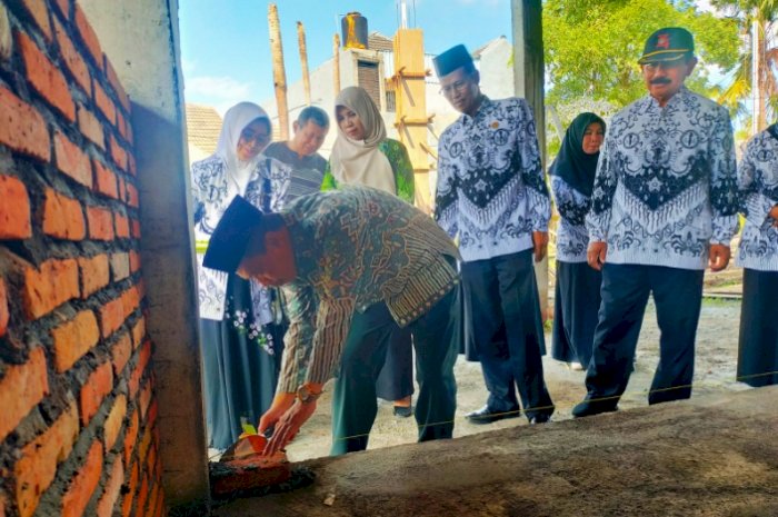 Kepala Dinas Pendidikan dan Kebudayaan (Dikbud) Sidoarjo Tirto Adi saat peletakan batu lanjutan Gedung Delta Graha Dwija PGRI Sidoarjo/RMOLJatim