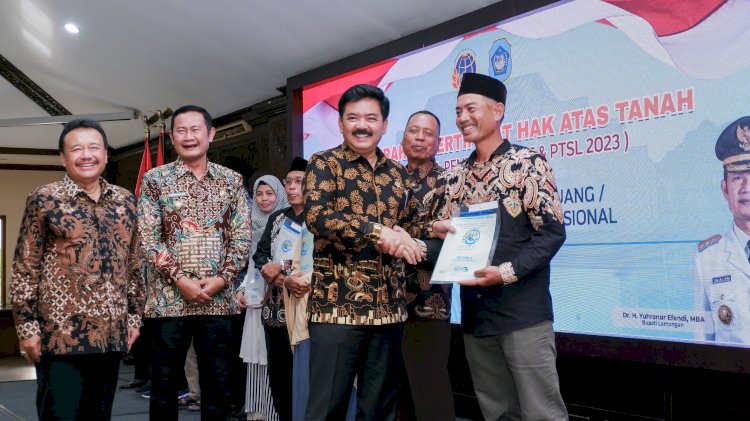 Menteri ATR/BPN Hadi Tjahjanto dan Bupati Lamongan Yuhronur Efendi saat penyerahan sertifikat tanah di Pendopo Lokatantra/RMOLJatim 