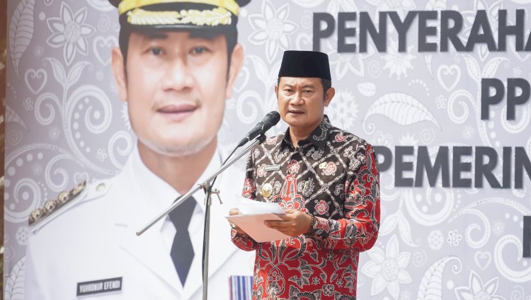 Bupati Lamongan Yuhronur Efendi, saat mengangkat PPPK di Halaman Kantor Pemkab Lamongan/RMOLJatim