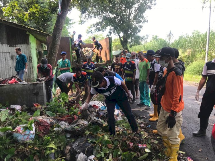 Kegiatan peduli kebersihan Muspika Kalisat/RMOLJatim