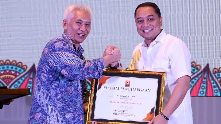 Wali Kota Eri menerima penghargaan Tokoh Inovasi Keinsinyuran dalam Pembangunan dari PII Jatim/ist