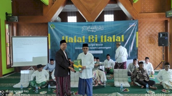 Caption: Ketua Yayasan YPPTI Sunan Giri Lamongan Bambang Eko Muljono menyerahkan SK PJ Rektor Unisla ke Abdul Ghofur usai Halal Bihalal di Masjid Mukhadlorotul Akfar Unisla/ RMOLJatim