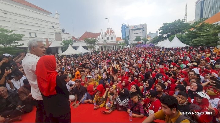 Ganjar Pranowo bersama istrinya 