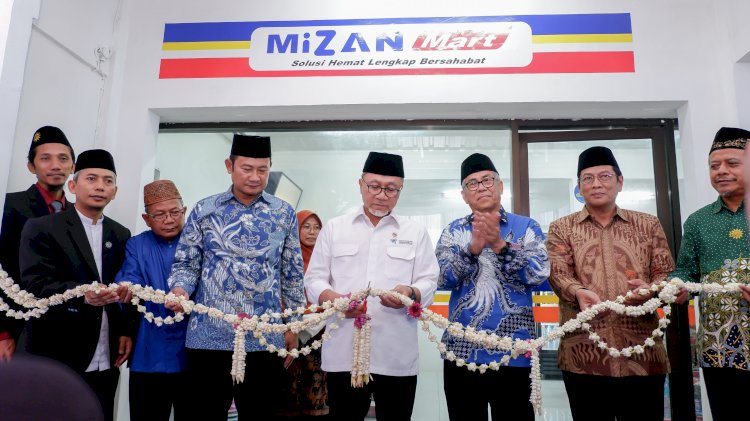 Menteri Perdagangan RI  Zulkifli Hasan meresmikan Mizan  Mert didampingi Bupati Lamongan Yuhronur Efendi/Ist