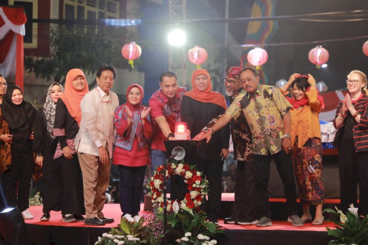 Gubernur Khofifah didampingi Wali Kota Surabaya Eri Cahyadi membuka Festival Rujak Uleg 2023/Ist