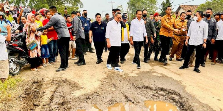 Presiden Joko Widodo saat tinjau jalan rusak di Lampung/Net