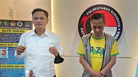 Petugas menunjukkan batang bukti dan tersangka 