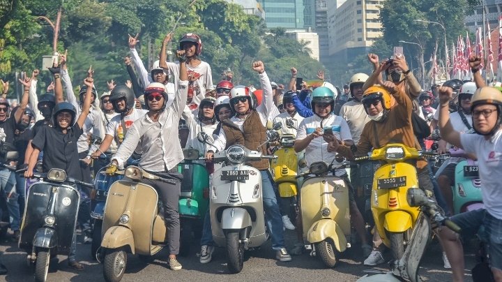 Teks foto: Wali Kota Eri Sunmori bersama Komunitas Vespa/ist