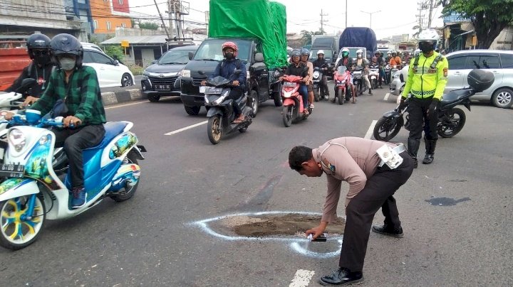 Keterangan Foto: Polisi saat melakukan olah TKP/RMOLJatim