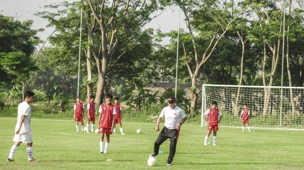 Keterangan Foto: Pemain Akademi Deltras Sidoarjo saat menjalani latihan Siwalan Panji, Sidoarjo (RMOLJatim)