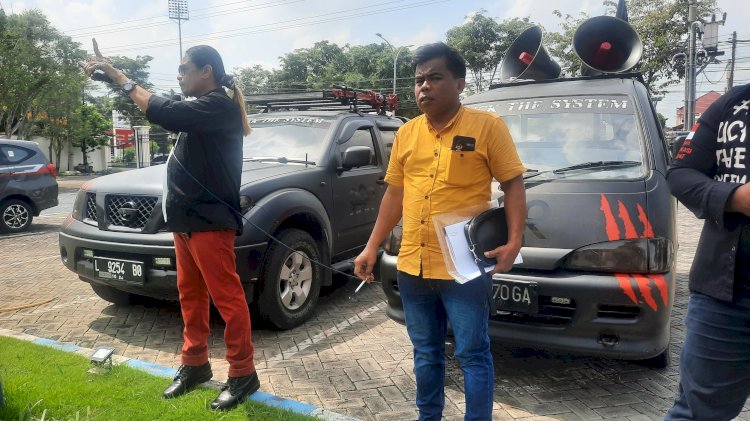 Risang Bima Wijaya saat orasi depan PN Bangkalan/RMOLJatim