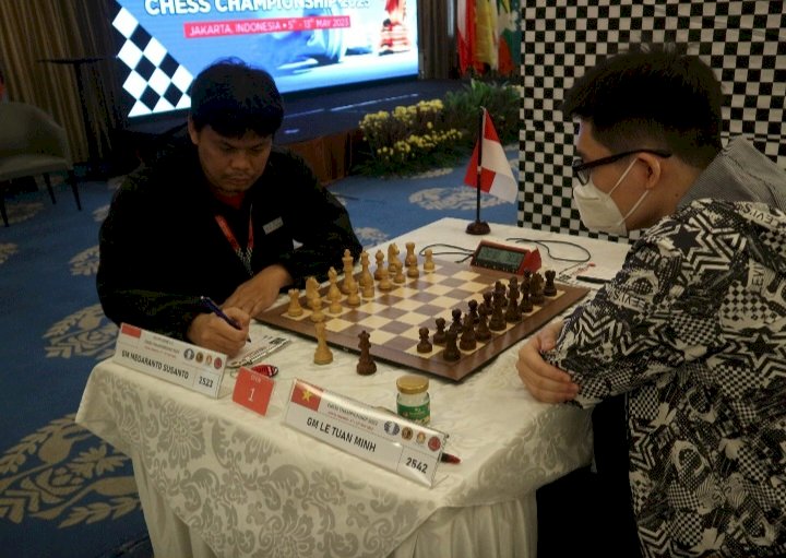 GM Megaranto Susanto saat bermain melawan pecatur Vietnam GM Le Tuan Minh/RMOLJatim