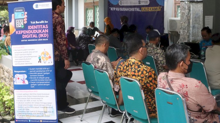 Teks foto: Warga Surabaya aktivasi identitas kependudukan digital/RMOLJatim