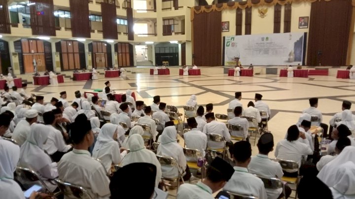 caption : Sebanyak 162 orang dari ratusan pendaftar yang memenuhi persyaratan administratif mengikuti test di gedung Islamic Center Surabaya. foto : istimewa.