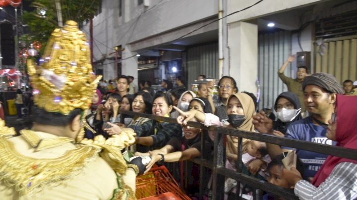 Teks foto: Masyarakat Surabaya antusias menghadiri festival rujak uleg/RMOLJatim