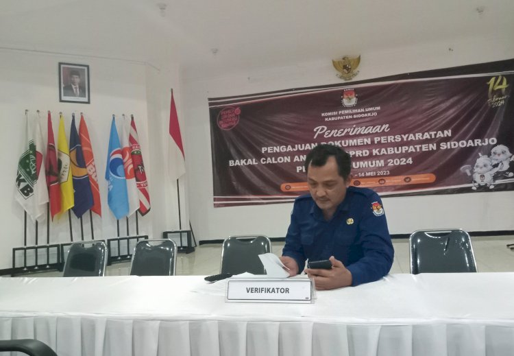 Petugas KPU Sidoarjo di tempat pendaftaran bacaleg Parpol di Aula KPU Sidoarjo/RMOLJatim