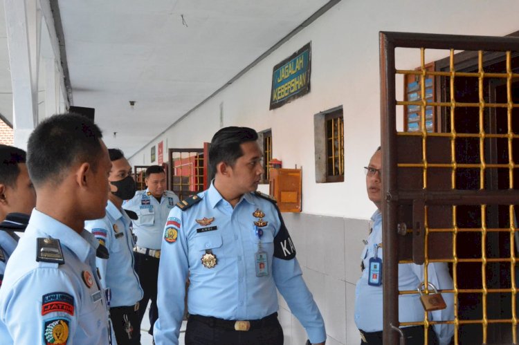 Jajaran Lembaga Pemasyarakatan Kelas IIB Lamongan saat melaksanakan penggeledahan/RMOLJatim