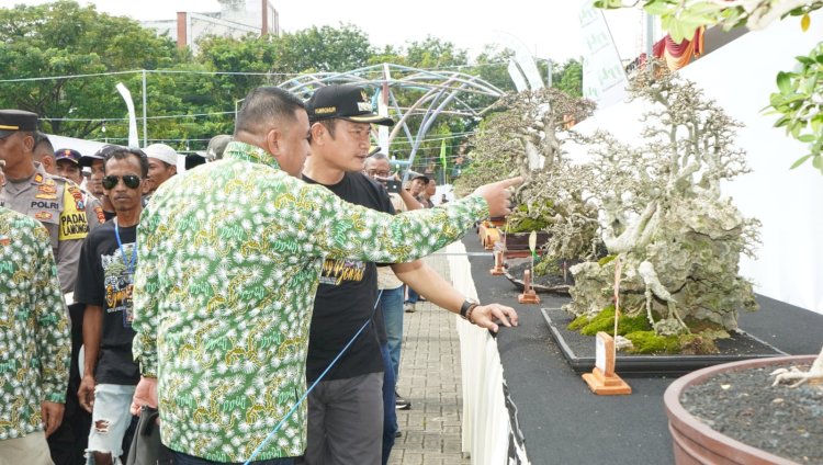 Bupati Lamongan Yuhronur Efendi saat membuka kontes bonsai/RMOLJatim