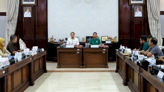 Teks foto: Wali Kota Eri audiensi bersama manajemen Persebaya serta koordinator tribun suporter Bonek di Balai Kota Surabaya/RMOLJatim