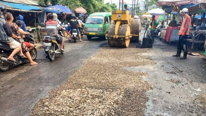 Perbaikan ruas jalan sepanjang - Ngelom Sidoarjo (Kominfo/RMOL Jatim)