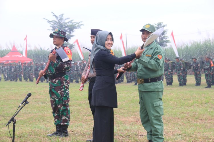 Bupati Mojokerto, Ikfina Fahmawati saat membuka TMMD ke-116 di lapangan Desa Randuharjo/Ist