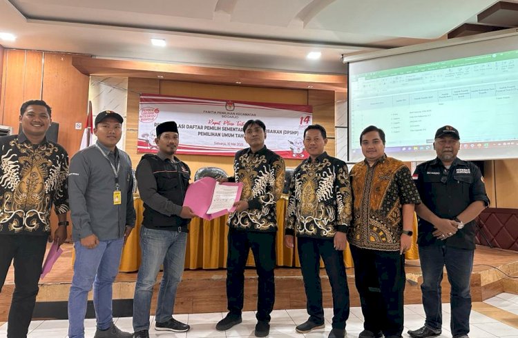 Serah terima berita acara hasil rapat pleno terbuka DPSHP PPK dengan Panwascam Sidoarjo Kota/RMOLJatim