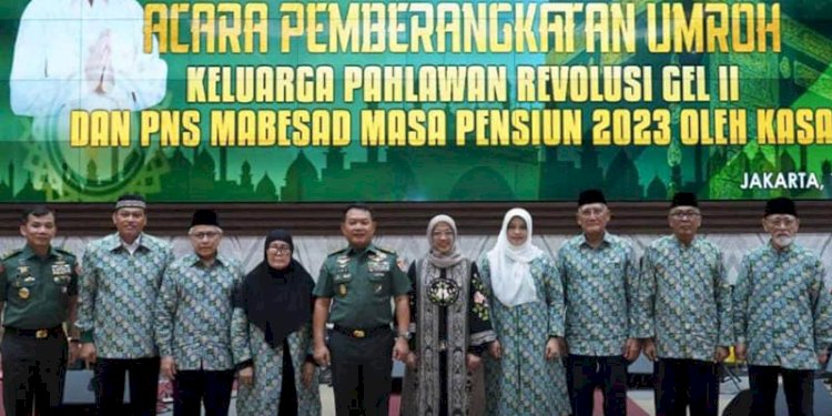 KSAD Jenderal TNI Dudung Abdurachman memberangkatkan umrah putra-putri Pahlawan Revolusi/Puspen TNI